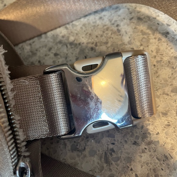 Lululemon Sherpa Wear Everywear Belt Bag - Picture 3 of 4